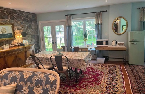 Grafton Casa | Finchstone Guest House- Walk to Ste. Anne's Spa