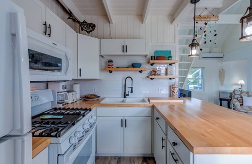 Hope Town Cabaña | Finders Keepers - Centrally Located Bahamian Cottage Steps From The Beach