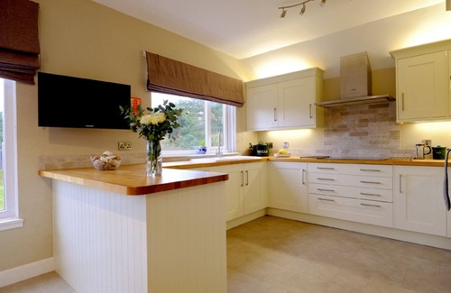 Findhorn Casa | Findhorn Holiday House is a spacious modern bungalow, large garden. New listing.