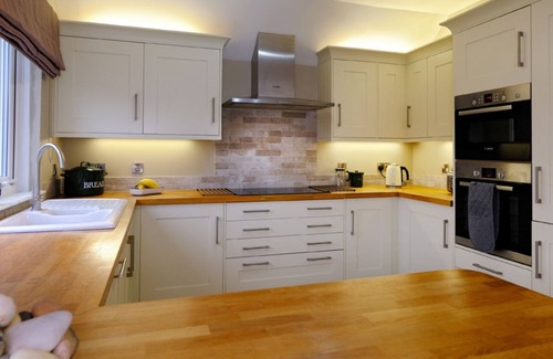 Findhorn Casa | Findhorn Holiday House is a spacious modern bungalow, large garden. New listing.