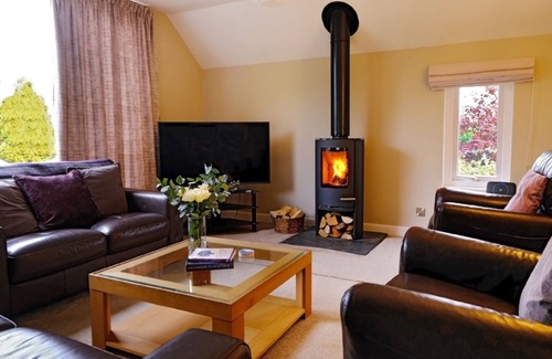 Findhorn Casa | Findhorn Holiday House is a spacious modern bungalow, large garden. New listing.