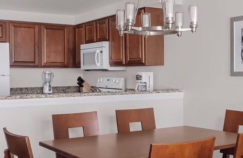 Brush - Stewarts Complejo | 𝐅𝐢𝐧𝐝𝐢𝐧𝐠 𝐌𝐞𝐢𝐥𝐢-Beachfront Fun @Ocean Walk Resort+Amenities. 2BR Suite