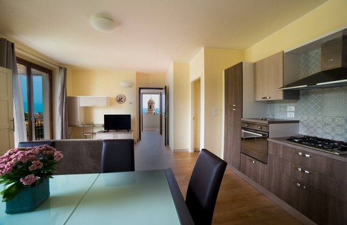 Cupra Marittima Apartamento | Finely furnished apartment a stone's throw from the sea with swimming pool, gym, WiFi