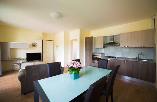 Cupra Marittima Apartamento | Finely furnished apartment a stone's throw from the sea with swimming pool, gym, WiFi