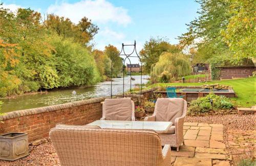 Thrapston Casa | Finest Retreats - Islip Mill House - Beautiful Riverside Home