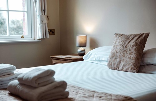Eaton Mascott Cabaña | Finest Retreats | Netley Hall - Poppy