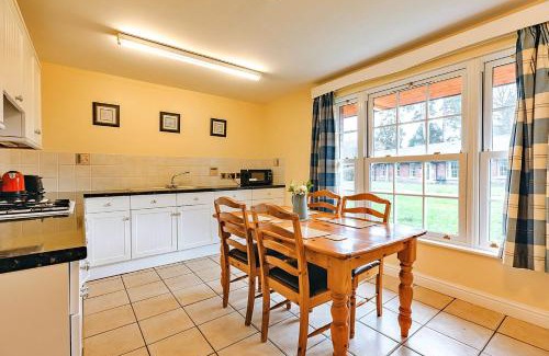 Eaton Mascott Casa | Finest Retreats - Netley Hall - Rose