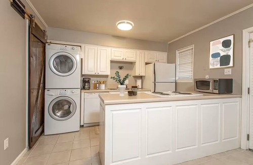 Briarwood Apartamento | Finley-2 Bed Apt in Midtown near St. Vincent UAMS UALR- Convenient Parking