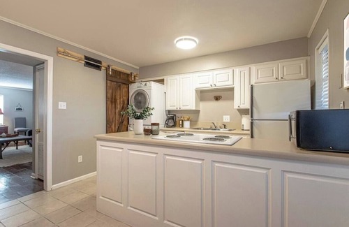 Briarwood Apartamento | Finley-2 Bed Apt in Midtown near St. Vincent UAMS UALR- Convenient Parking