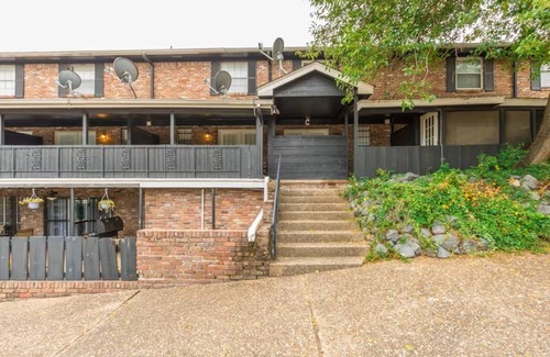Briarwood Apartamento | Finley-2 Bed Apt in Midtown near St. Vincent UAMS UALR- Convenient Parking