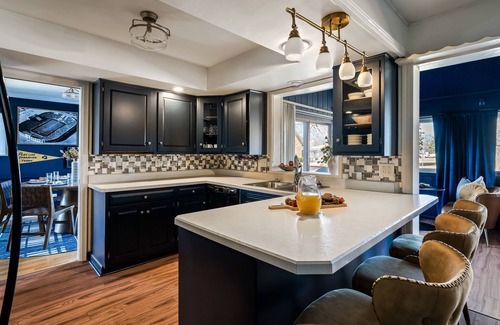 South Bend Casa | Finnish Sauna | Jumbotron Bar | Gym | Near ND