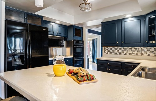South Bend Casa | Finnish Sauna | Jumbotron Bar | Gym | Near ND