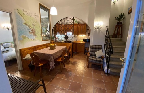 Roiano-Gretta-Barcola-Cologna-Scorcola Cabaña | Fior Fior di Casa with private garden and barbecue, in town, suitable for families