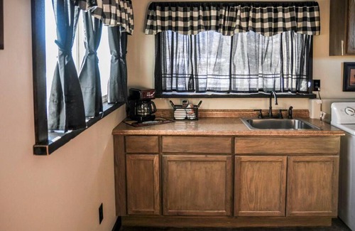 Bloomington Casa | Fiore del Lago - Cozy Farmhouse near Bear Lake - Pet Friendly!