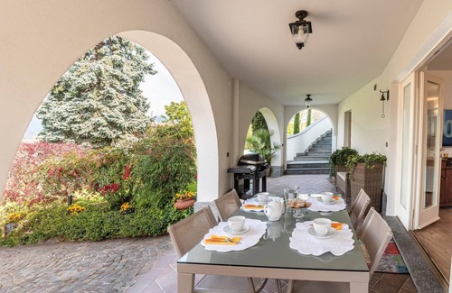Colico Apartamento | Fiori Garden Holiday Apartment with Pool
