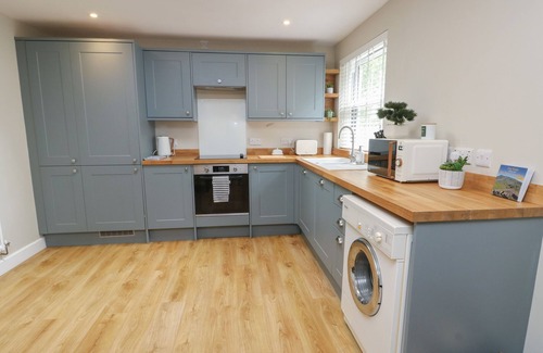 Llanrug Cabaña | FIR TREE COTTAGE, pet friendly, with a garden in Llanrug