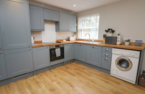 Llanrug Cabaña | FIR TREE COTTAGE, pet friendly, with a garden in Llanrug