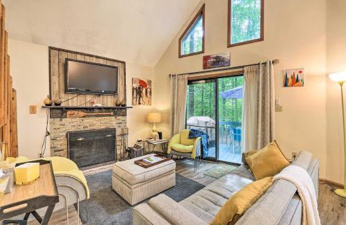 Pocono Lake Casa | Fire Pit and Deck Colorful Cabin in Pocono Lake!