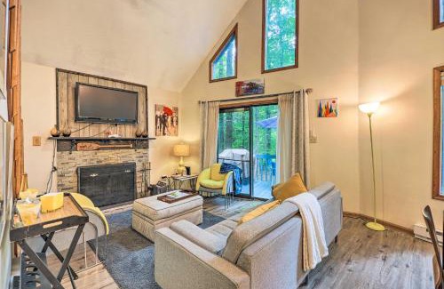 Pocono Lake Casa | Fire Pit and Deck Colorful Cabin in Pocono Lake!