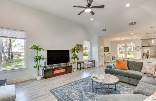 Gun Barrel City Casa | Fire Pit and Grill Lakeside Gun Barrel City Home!