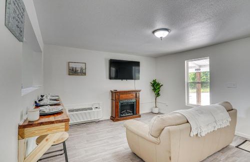 Lake Ozark Casa | Fire Pit and Grill Pet-Friendly Lake Ozark Cabin!