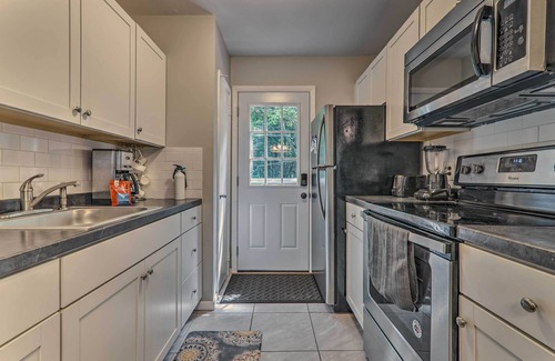 Briar Crest Woods Cabaña | Fire Pit & Community Perks: Blakeslee Cottage!