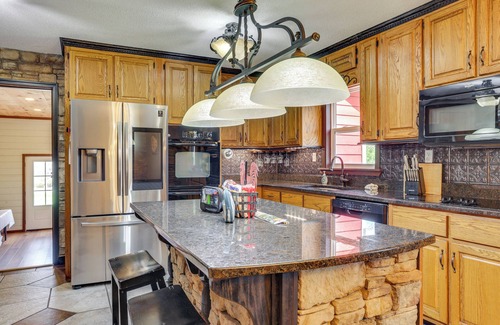 Trenton Casa | Fire Pit + Game Room: Lakefront Escape in Trenton!