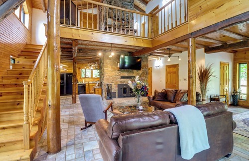 Harrison Cabina | Fire Pit, Game Room & Mtn Views: Cabin in Harrison