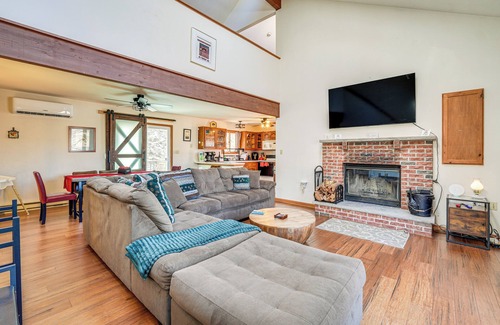Bushkill Cabina | Fire Pit & Gas Grill: Charming Poconos Abode!