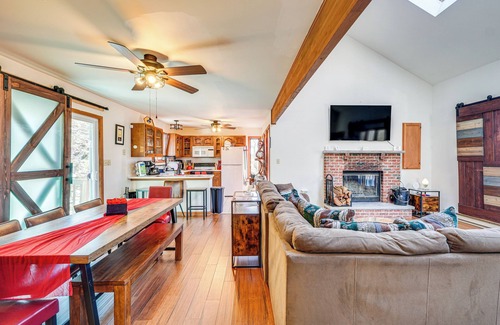 Bushkill Cabina | Fire Pit & Gas Grill: Charming Poconos Abode!