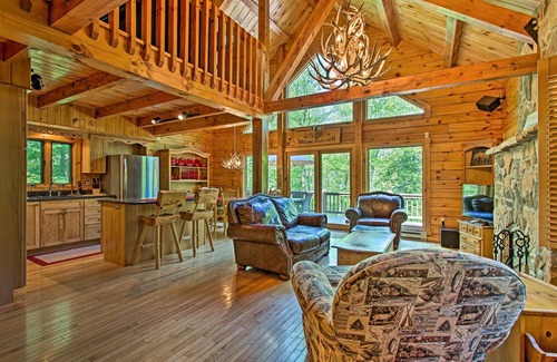 Long Pond Cabina | Fire Pit & Hot Tub: Poconos Family Cabin!