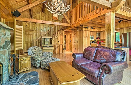 Long Pond Cabina | Fire Pit & Hot Tub: Poconos Family Cabin!