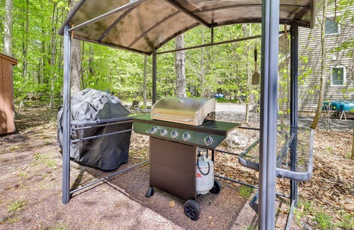 Thornhurst Casa | Fire Pit, Kayak & Gas Grill: Pocono Lake Home!