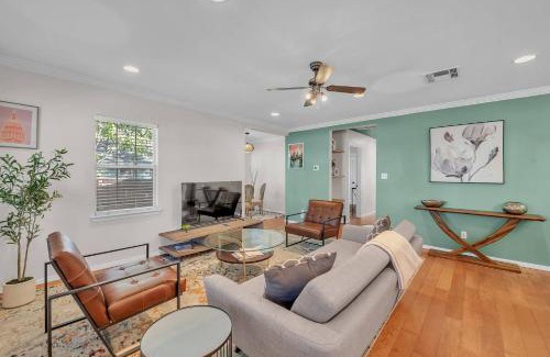 Galindo Casa | Fire Pit, Lounge & Fenced incline bed SoCo Spot