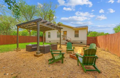 Galindo Casa | Fire Pit, Lounge & Fenced incline bed SoCo Spot