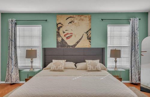 Galindo Casa | Fire Pit, Lounge & Fenced incline bed SoCo Spot