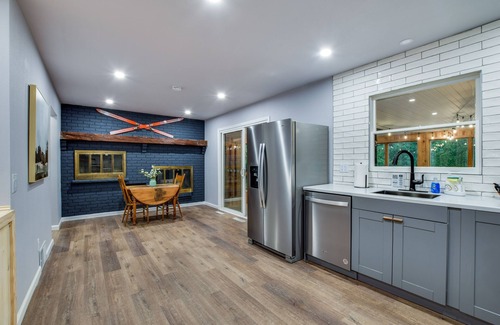 Baraboo Casa | Fire Pit! Patio! Game Room! Hot Tub! Sun Room! Minutes to Baraboo & Dells
