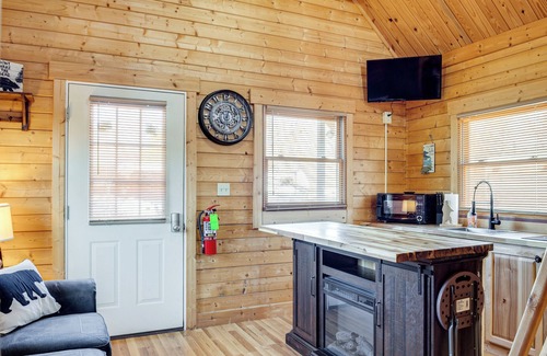 Sevierville Cabina | Fire Pit + Pool Access: Cozy Cabin in Sevierville!