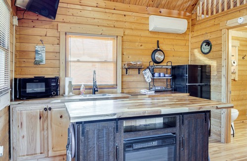 Sevierville Cabina | Fire Pit + Pool Access: Cozy Cabin in Sevierville!