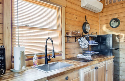 Sevierville Cabina | Fire Pit + Pool Access: Cozy Cabin in Sevierville!