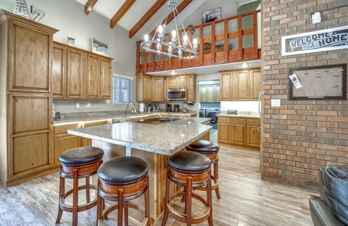 Heber Cabina | Fire Pit & Grill: Spacious 'Forest Lakes Chalet'
