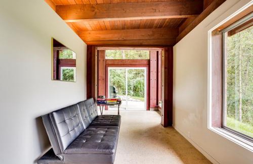 Vandercook Lake Casa | Fire Pits and Grill Lakefront Jackson Home