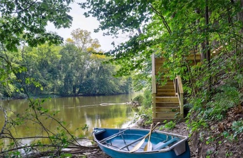 New Richmond Cabina | Fire & Water | Rejuvenating Stay on the Riverbend