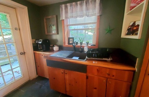 Hendersonville Cabina | Firefly Cabin-1930's Retreat: Bikes, BBQ, walk dtn