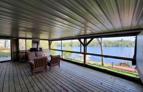 McKellar Casa | Firefly Hut - Cheerful 6-bedroom cottage with serene beauty