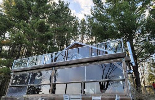 McKellar Casa | Firefly Hut - Cheerful 6-bedroom cottage with serene beauty