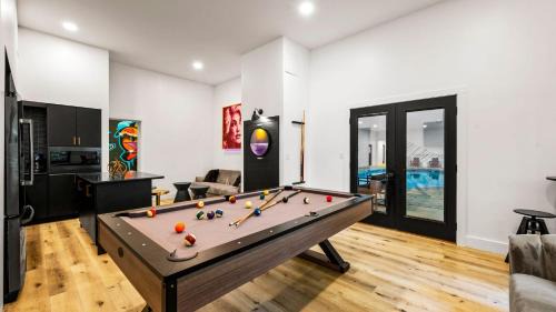 Caton Casa | Firefly Mountain Suites by AvantStay Sleeps 36 Indoor Pool Hot Tub Game Room Playground