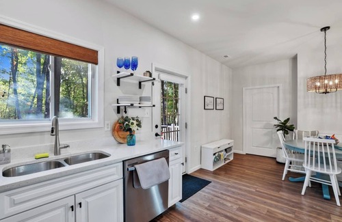 Millville Casa | Firepit BBQ Hot Tub King Full Kitchen SmartTV Pets