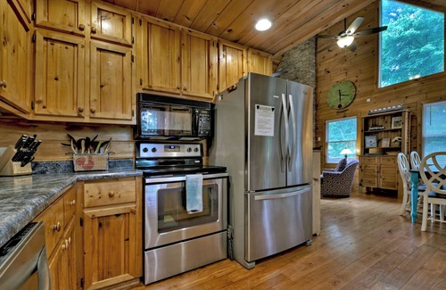 Mineral Bluff Cabina | Book for Fall Now! Firepit, Hot Tub, Views, Game Room, 3 King Beds & Paved Roads