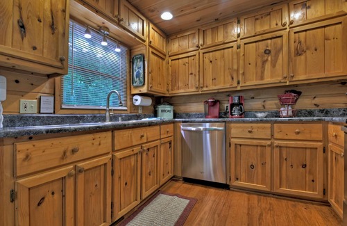 Mineral Bluff Cabina | Book for Fall Now! Firepit, Hot Tub, Views, Game Room, 3 King Beds & Paved Roads